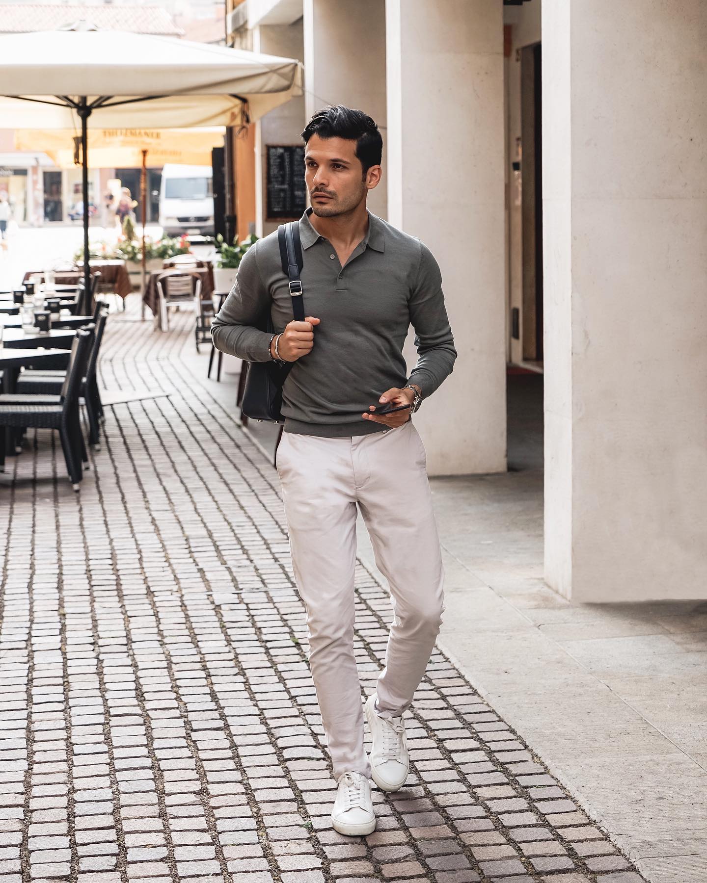 Outfit Day to Day – Polo, Pantaloni Beige e Sneakers Bianche