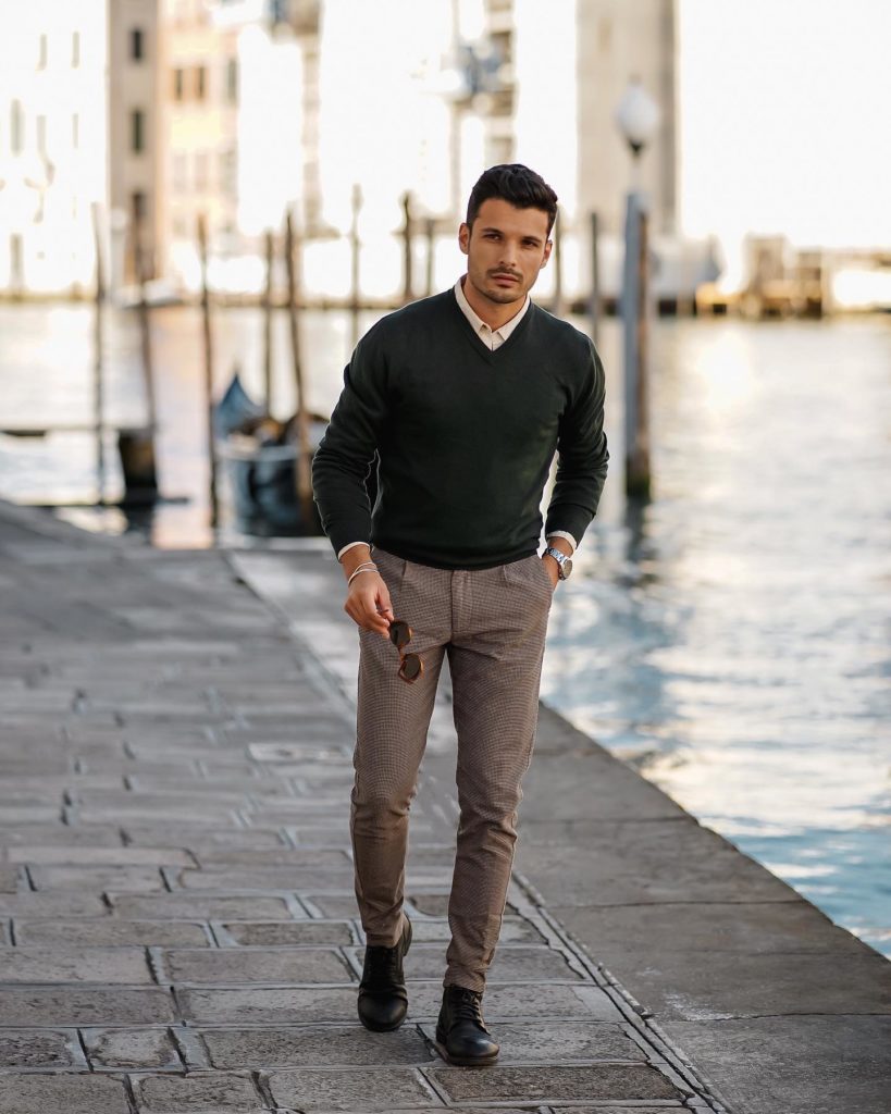 Outfit Smart Casual – Maglioncino, Camicia e Stivaletti Stringati