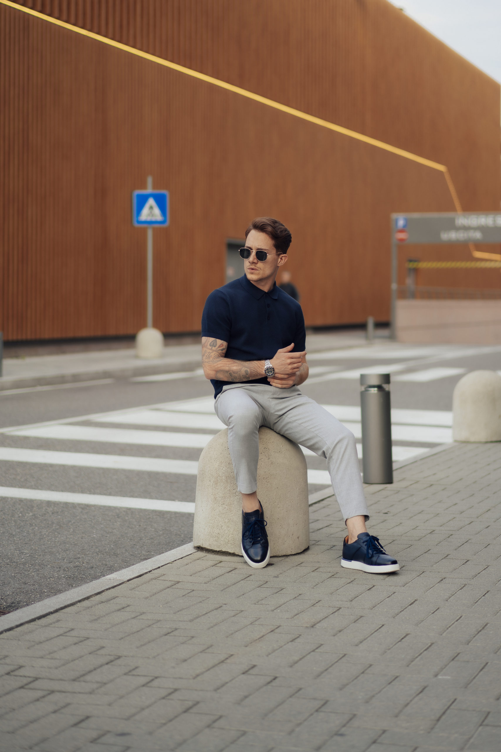 Outfit Smart Casual – Pantaloni Chino Grigi, Polo Blu e Sneakers