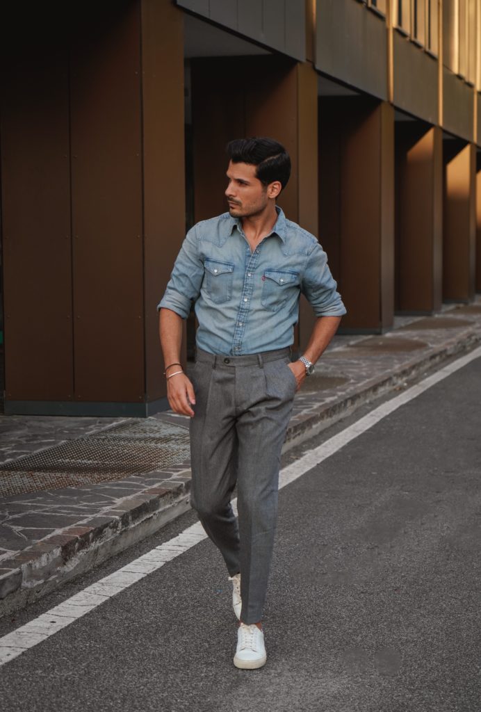 Outfit Smart Casual – Camicia di Jeans e Pantalone Chino Grigio