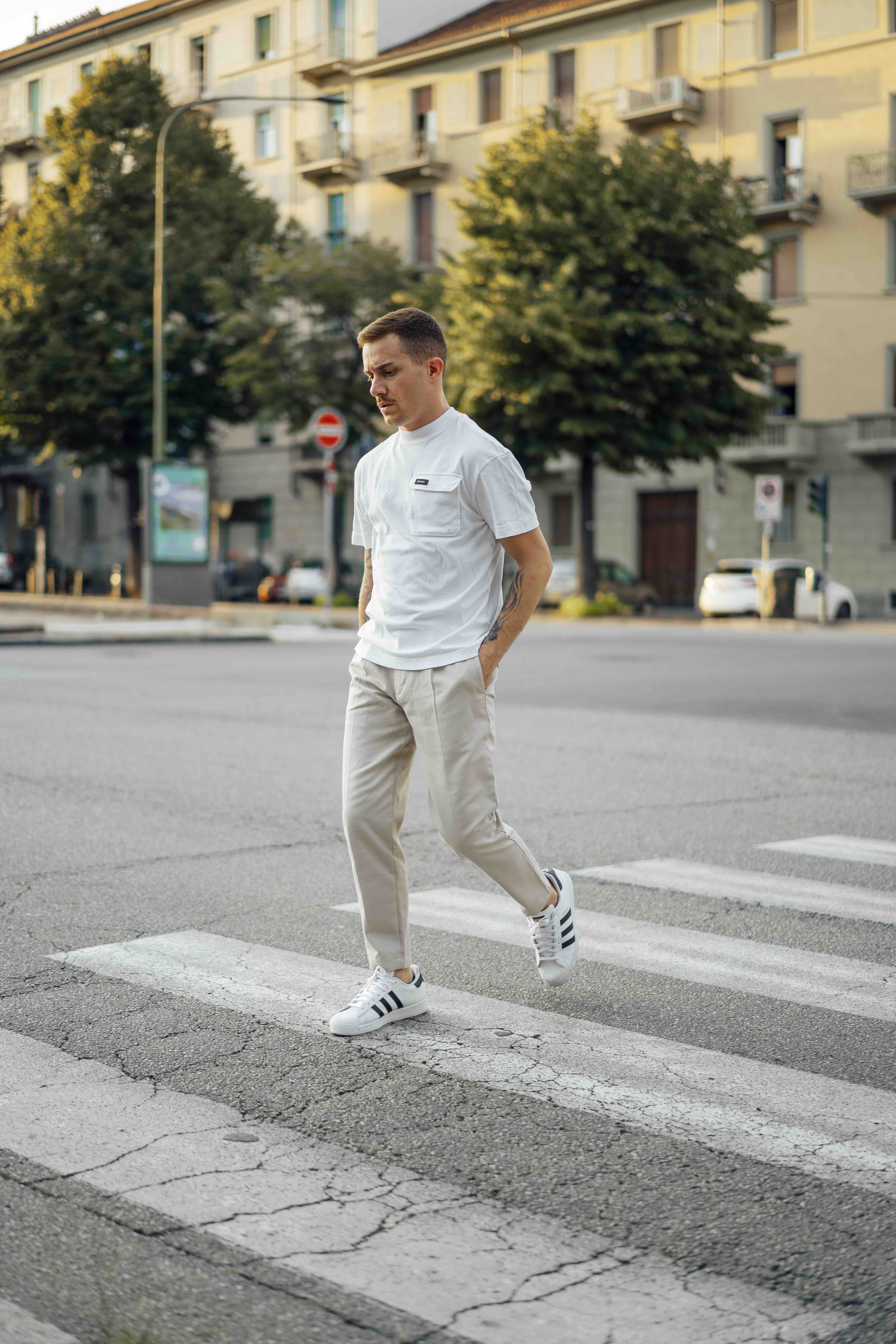 Outfit Casual – Pantalone beige e T-Shirt
