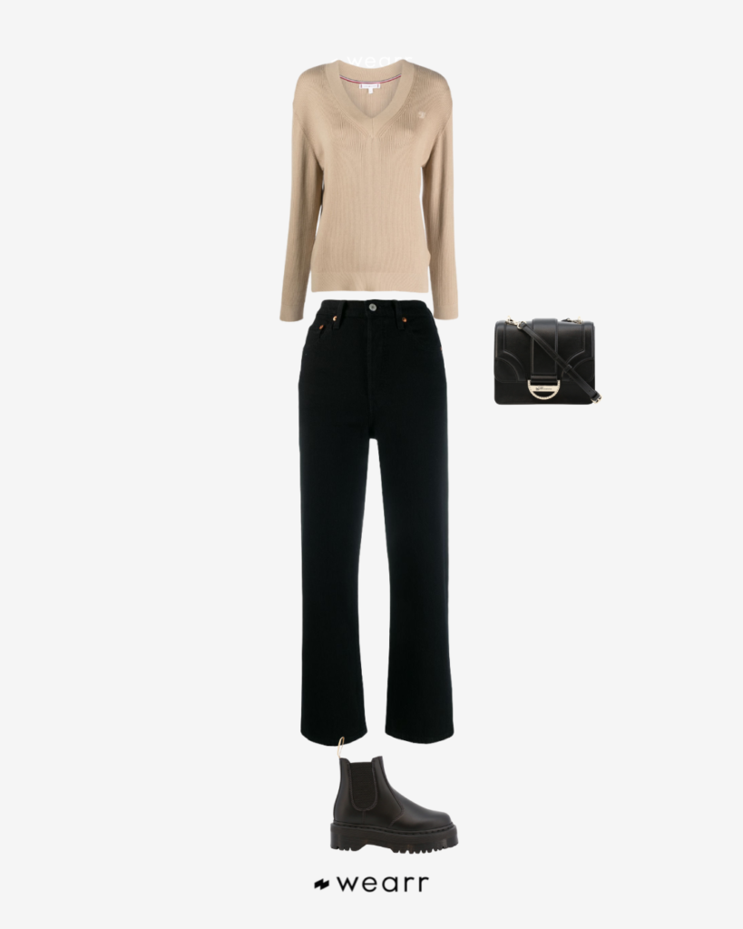 Outfit Casual – Maglioncino Beige, Pantaloni Neri Wide Leg e Anfibi