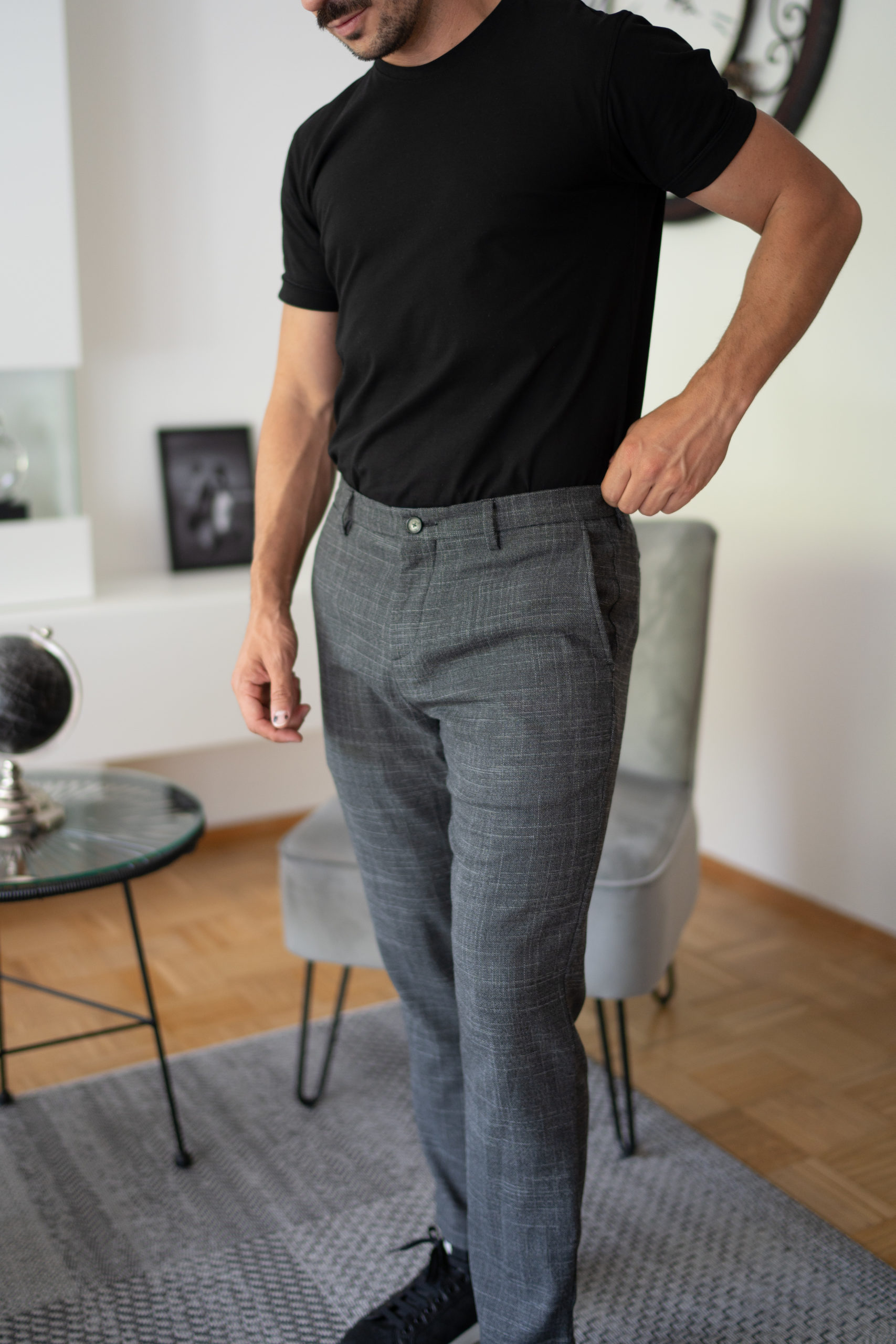 Outfit Basic – T-shirt Nera e Pantaloni Grigi