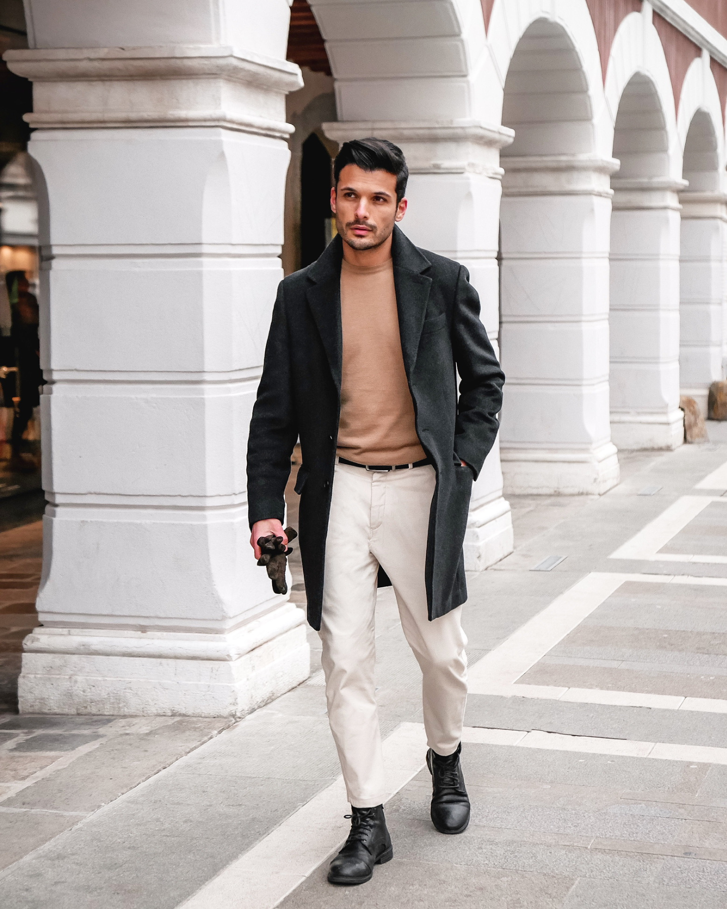 Outfit Casual/Chic – Cappotto Classico, Maglione, Jeans Straight Leg e Stivaletti Stringati