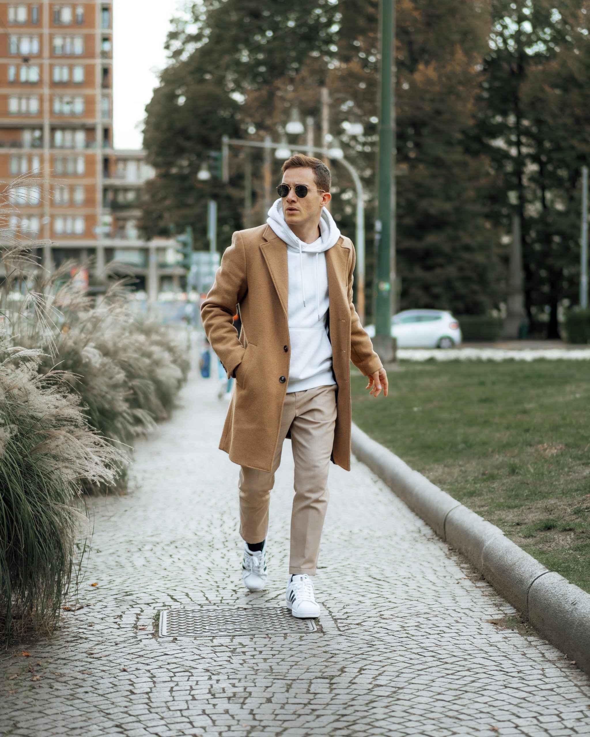 Outfit Casual – Cappotto Classico, Hoodie, Pantalone Chino e Sneakers