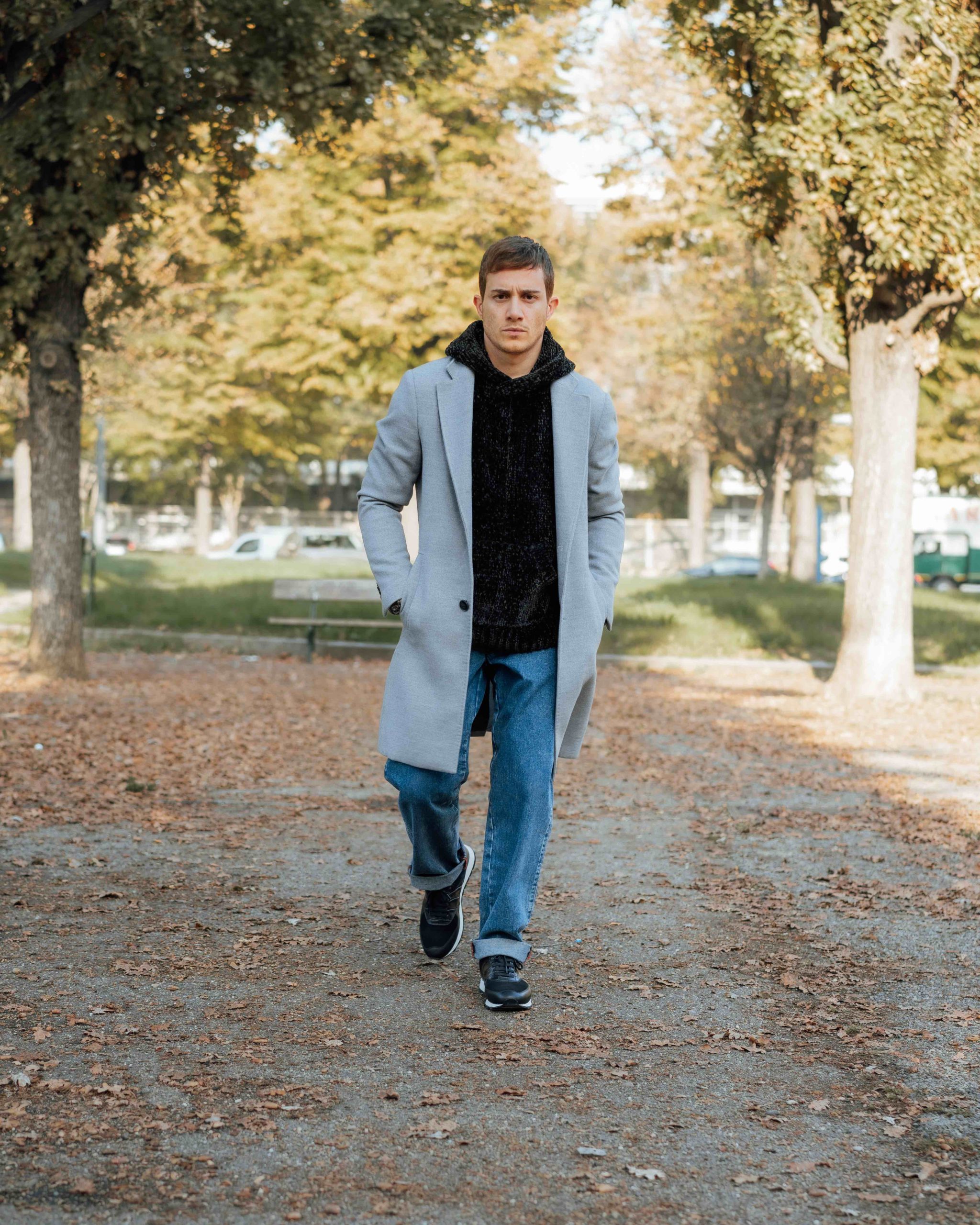 Outfit Casual/Streetstyle – Cappotto Classico, Hoodie Oversize, Jeans a Gamba Larga e Sneakers