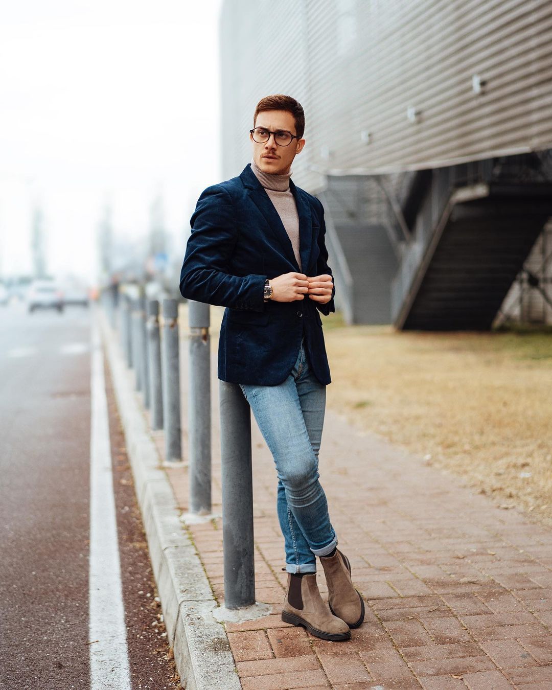 Outfit Smart Casual – Blazer, Maglioncino Collo Alto, Jeans e Chelsea Boots