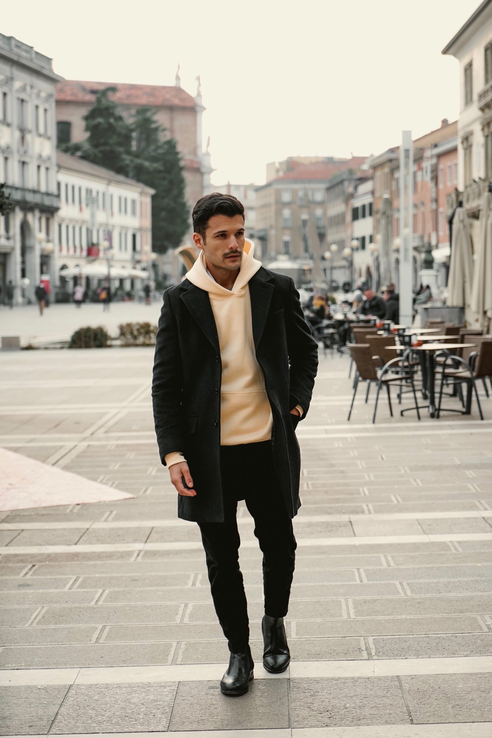 Outfit Casual – Cappotto Classico, Hoodie, Jeans e Chelsea Boots