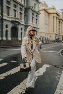 Outfit Smart Casual – Blazer Beige, Dolcevita Nero e Pantaloni Palazzo