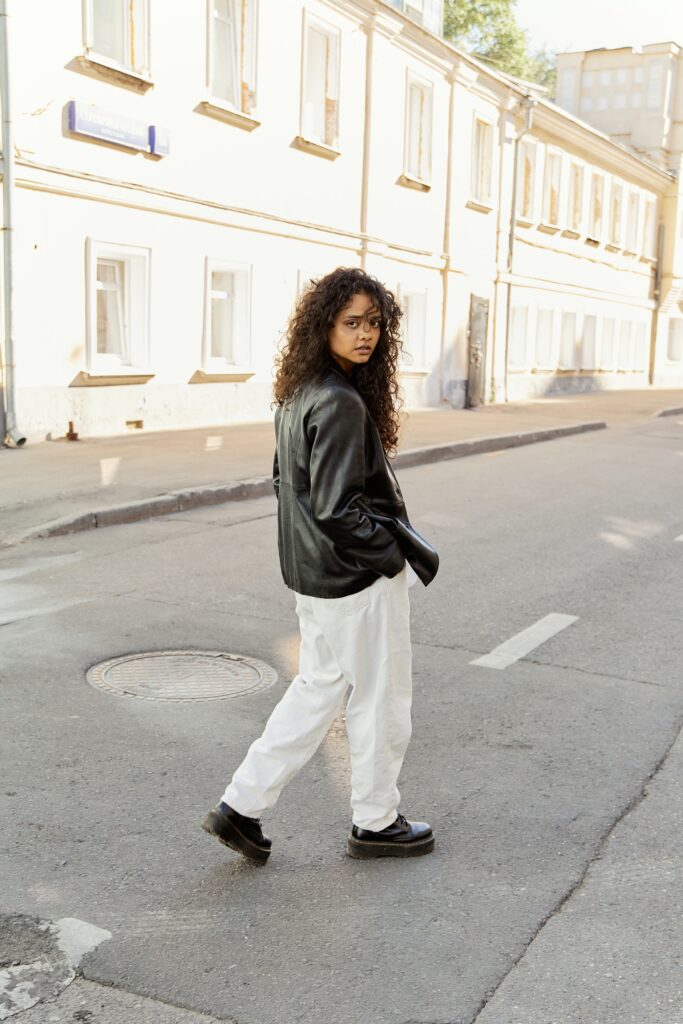 Outfit Urban – Giacca effetto pelle, Jeans straight bianchi, Stivaletti stringati