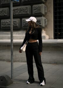 Outfit Urban – Blazer nera, Pantaloni palazzo neri, Sneakers bianche