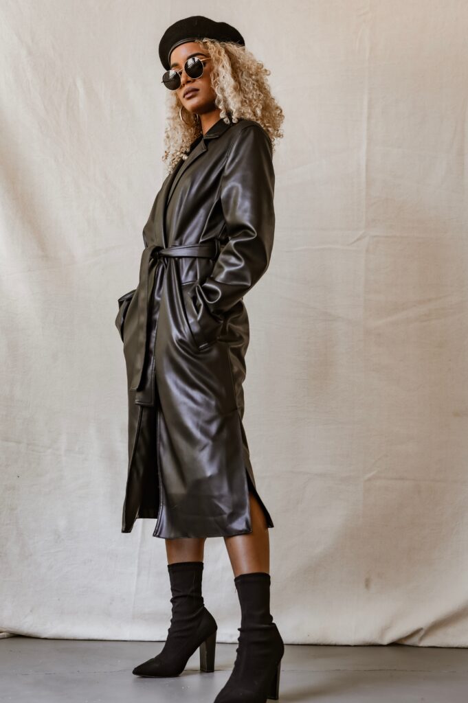 Outfit Urban – Trench effetto pelle, Stivaletto con tacco, Basco nero